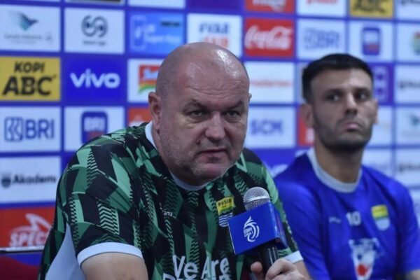 Anggota Persib Bandung Menjalani Latihan Individu Selama Masa Liburan