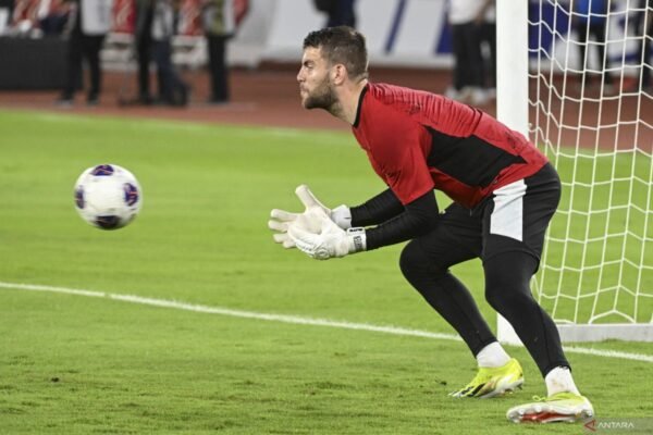 Tentu! Berikut adalah beberapa alternatif untuk judul "Hati-hati dengan Senjata Bola Mati Timnas Bahrain":

1. "Waspada Senjata Set Piece Timnas Bahrain"
2. "Ancaman Serangan Bola Mati dari Timnas Bahrain"
3. "Hati-hati: Kekuatan Set Piece Timnas Bahrain"
4. "Bola Mati Timnas Bahrain: Senjata yang Patut Diwaspadai"
5. "Kesiapan Menghadapi Ancaman Bola Mati Timnas Bahrain"
6. "Strategi Melawan Kekuatan Senjata Bola Mati Timnas Bahrain"
7. "Bola Mati Bahrain: Potensi Ancaman di Lapangan"

Semoga alternatif ini bermanfaat!
