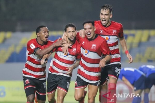 Berikut adalah beberapa alternatif judul untuk "Madura United dalam Motivasi Tinggi Jelang Hadapi PSIS Semarang":

1. "Semangat Membara Madura United Saat Bersiap Hadapi PSIS Semarang"
2. "Madura United Siap Tempur dengan Motivasi Tinggi Melawan PSIS Semarang"
3. "Kesiapan Maksimal Madura United Menyongsong Pertandingan Melawan PSIS Semarang"
4. "Madura United: Motivasi Penuh Menyongsong Duel Melawan PSIS Semarang"
5. "Madura United Bersiap dengan Antusiasme Tinggi Jelang Pertarungan Melawan PSIS Semarang"

Semoga salah satu dari opsi di atas sesuai dengan yang Anda cari!
