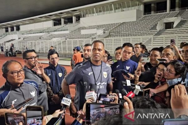 Here are some alternative title suggestions for "Pratinjau Indonesia vs Bahrain: Saatnya kembali tampil pragmatis":

1. "Preview Indonesia vs Bahrain: Waktunya Berfokus pada Pragmatik"
2. "Menjelang Indonesia vs Bahrain: Saatnya Mengambil Pendekatan Pragmatik"
3. "Analisis Indonesia vs Bahrain: Pendekatan Pragmatik yang Diperlukan"
4. "Indonesia vs Bahrain: Memperkuat Taktik Pragmatik"
5. "Menghadapi Bahrain: Kembalinya Strategi Pragmatik Indonesia"
6. "Indonesia vs Bahrain: Taktik Pragmatik yang Diperlukan Kini"
7. "Persiapan Indonesia vs Bahrain: Mengedepankan Pragmatism"
8. "Indonesia vs Bahrain: Saatnya Mempertegas Pendekatan Pragmatik"

Feel free to choose any of these or mix elements to create your ideal title!