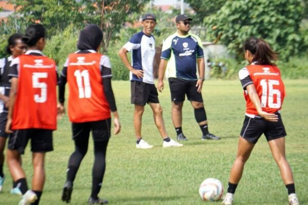 Berikut beberapa alternatif judul untuk artikel mengenai Arya Sinulingga yang mengungkap alasan PSSI tidak melakukan naturalisasi Djenna de Jong:

1. "Arya Sinulingga Mengungkapkan Alasan PSSI Menolak Naturalisasi Djenna de Jong"
2. "PSSI dan Djenna de Jong: Arya Sinulingga Jelaskan Alasan di Balik Keputusan Naturalisaasi"
3. "Mengulik Keputusan PSSI: Arya Sinulingga Bicara Soal Djenna de Jong"
4. "PSSI Tidak Naturalisaasi Djenna de Jong: Arya Sinulingga Berikan Penjelasan"
5. "Alasan PSSI Tak Ambil Langkah Naturalisasi Djenna de Jong Menurut Arya Sinulingga"

Silakan pilih atau modifikasi sesuai dengan kebutuhan Anda!