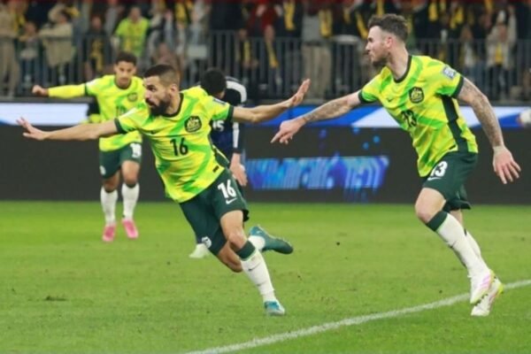 Gol Menit-Menit Akhir: Behich Bawa Australia Menang 1-0 atas Jepang" 

Alternatif judul bisa seperti:

1. "Kemenangan Dramatis Australia: Behich Cetak Gol Menit Terakhir Lawan Jepang"
2. "Gol Kemenangan Australia: Behich Sukses Menaklukkan Jepang di Menit Akhir"
3. "Australia Raih Kemenangan 1-0 Berkat Gol Pamungkas Behich Melawan Jepang"
4. "Menit-Menit Terakhir: Behich Wujudkan Kemenangan Australia atas Jepang"
5. "Behich Jadi Pahlawan, Australia Menang 1-0 atas Jepang di Menit Akhir"

Silakan pilih salah satu atau kombinasikan beberapa elemen untuk membuat judul yang sesuai!