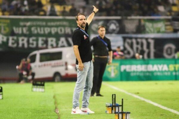 Berikut adalah beberapa alternatif judul untuk "Persija tak beri garansi posisi untuk Gustavo atau Eksel":

1. "Persija Tidak Menjamin Posisi untuk Gustavo dan Eksel"
2. "Gustavo dan Eksel: Ketidakpastian Posisi di Persija"
3. "Tanpa Jaminan: Nasib Gustavo dan Eksel di Persija"
4. "Persija di Persimpangan: Nasib Gustavo dan Eksel Dipertanyakan"
5. "Posisi Gustavo dan Eksel di Persija Masih Menggantung"
6. "Ketidakpastian di Persija: Apa Masa Depan Gustavo dan Eksel?"
7. "Persija Santer Diberitakan, Posisi Gustavo dan Eksel Tak Terjamin" 

Semoga alternatif judul ini membantu!
