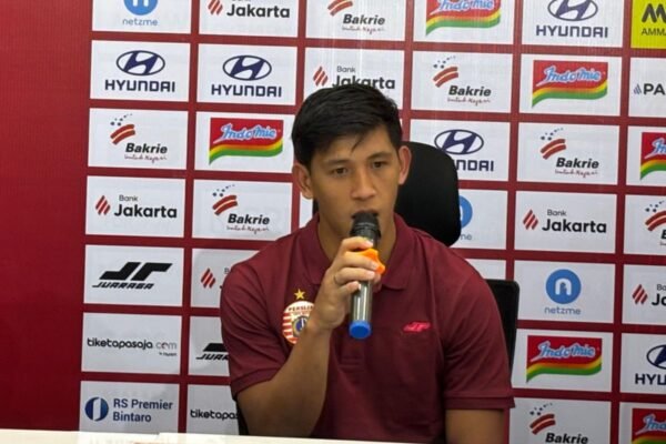 Here are some alternative titles for "Eksel Runtukahu bertekad beri yang terbaik untuk Persija":

1. "Eksel Runtukahu: Komitmen untuk Memberikan yang Terbaik bagi Persija"
2. "Eksel Runtukahu Berjanji untuk Mengobarkan Semangat Persija"
3. "Dedikasi Eksel Runtukahu untuk Meningkatkan Prestasi Persija"
4. "Eksel Runtukahu: Kesiapan Memberikan Segalanya untuk Persija"
5. "Tekad Eksel Runtukahu: Bersama Membangun Persija yang Lebih Baik"
6. "Eksel Runtukahu Siap Berkontribusi Optimal untuk Persija"
7. "Fokus Eksel Runtukahu: Memberikan yang Terbaik untuk Tim Ibukota"
8. "Eksel Runtukahu Bertekad Mempersembahkan Kesuksesan untuk Persija"

Feel free to choose one or modify them further!