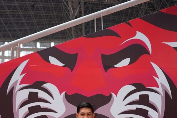 Here are some alternative titles for "Daftar Lengkap Pemain Persija Jakarta":

1. "Komplit: Roster Pemain Persija Jakarta"
2. "Pemain Utama Persija Jakarta: Daftar Lengkap"
3. "Seluruh Pemain Persija Jakarta: Daftar Terbaru"
4. "Persija Jakarta: Profil Lengkap Pemain"
5. "Pemain Persija Jakarta: Rincian Lengkap"
6. "Daftar Resmi Pemain Persija Jakarta"
7. "Pemain Persija Jakarta Tahun Ini: Daftar Lengkap"
8. "Daftar Pemain Persija Jakarta: Semua yang Perlu Diketahui"
9. "Informasi Lengkap Pemain Persija Jakarta"
10. "Daftar Pemain Persija Jakarta: Siapa Saja Mereka?"

Feel free to choose any of these suggestions or modify them further!