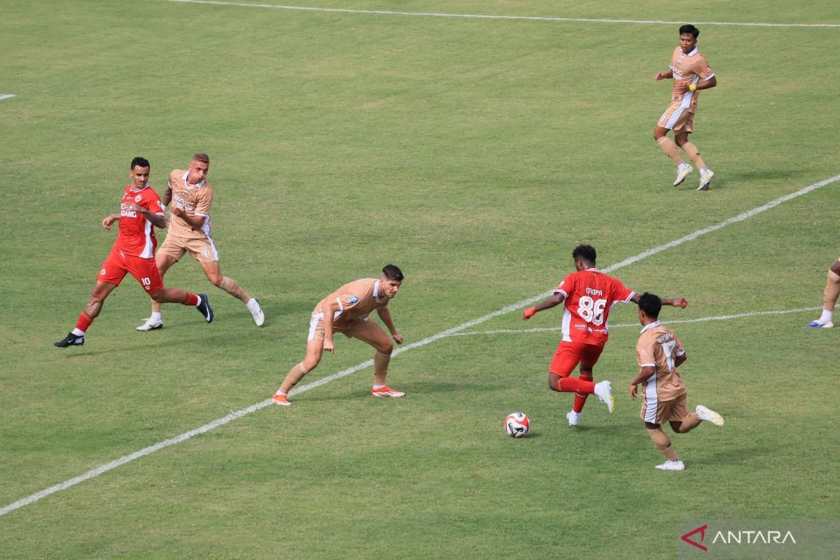 Here are some alternative title suggestions for "Wasit Anulir Gol Semen Padang FC Saat Jamu Dewa United":

1. "Wasit Batalkan Gol Semen Padang FC di Laga Melawan Dewa United"
2. "Keputusan Kontroversial: Wasit Anulir Gol Semen Padang FC Versus Dewa United"
3. "Gol Semen Padang FC Dibatalkan Wasit dalam Pertandingan Melawan Dewa United"
4. "Wasit Menghapus Gol Semen Padang FC Saat Hadapi Dewa United"
5. "Drama di Lapangan: Gol Semen Padang FC Dihapus oleh Wasit Saat Hadapi Dewa United"
6. "Kontroversi Gol: Wasit Anulir Poin untuk Semen Padang FC Saat Berhadapan dengan Dewa United"
7. "Gol Semen Padang FC yang Hilang: Keputusan Wasit di Pertandingan Melawan Dewa United"

Feel free to mix and match elements from these suggestions!