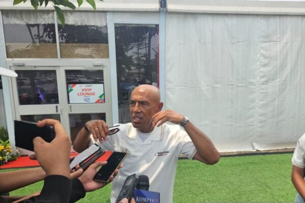 Berikut beberapa alternatif judul untuk "Simon Tahamata Kritik Keputusan Mainkan Laga Timnas di Luar Jakarta":

1. "Simon Tahamata Soroti Keputusan Pertandingan Timnas di Luar Jakarta"
2. "Kritik Simon Tahamata Terhadap Pemilihan Lokasi Laga Timnas"
3. "Simon Tahamata: Keputusan Laga Timnas di Luar Jakarta Perlu Dipertimbangkan"
4. "Pandangan Simon Tahamata tentang Penjadwalan Laga Timnas di Luar Ibu Kota"
5. "Simon Tahamata Menyampaikan Pendapatnya soal Pertandingan Timnas di Luar Jakarta" 

Semoga judul-judul ini dapat memberikan inspirasi!